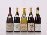 six bouteilles de vin sont alignées sur une table