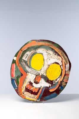 peinture représentant un crâne sur une surface blanche, avec un fond bleu