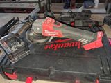 un outil sans fil posé sur une boîte à outils