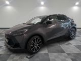 Une Toyota C-HR de 2020 dans un showroom au sol à carreaux