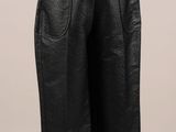 un pantalon-jupe en cuir noir sur un mannequin, un mannequin, un mannequin, un mannequin, un mannequin, un mannequin, un mannequin, un mannequin