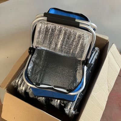 une valise posée dans une boîte sur une table