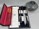 une boîte contenant un couteau, une fourchette et un aiguiseur de couteaux