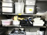 de nombreux récipients et boîtes sur les étagères de la cuisine