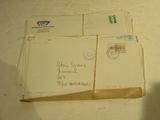 une pile de lettres posée sur une table