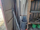 un tas de vieux skis et de bâtons dans un local de rangement