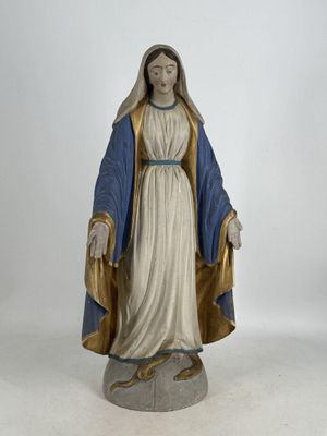 La statue de la Vierge Marie se dresse sur un piédestal.