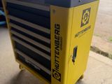 une image représentant une machine jaune et noire posée sur un sol en béton