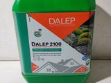 Le gallon de Dalep est posé sur la table, près du mur.