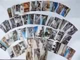 beaucoup de vieilles cartes postales sur la table