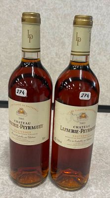 deux bouteilles de vin posées sur une table l'une à côté de l'autre