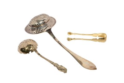 deux cuillères en argent et une cuillère à manche, sur fond blanc