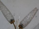 une personne tenant une lampe posée sur une table