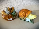 deux figurines représentant un chien et un escargot dans un panier
