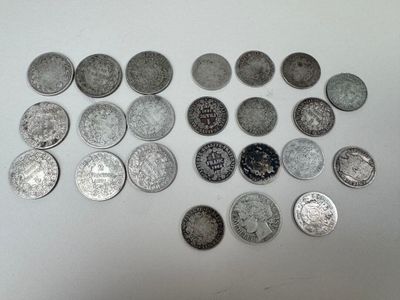 beaucoup de pièces qui sont sur la table