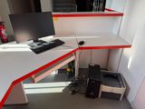 un bureau d'ordinateur équipé d'un clavier et d'un écran