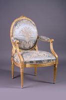 Fauteuil en bois mouluré, sculpté et redoré. (photo 2)