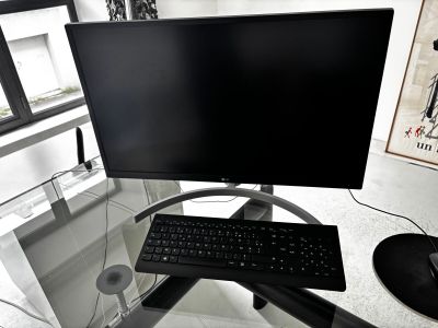 une image d'un bureau d'ordinateur avec un clavier et un écran