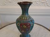 a blue vase sitting on a table in a room