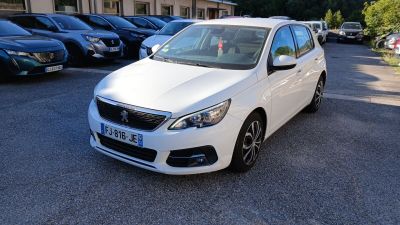 la voiture blanche est garée dans le parking à côté d'autres voitures