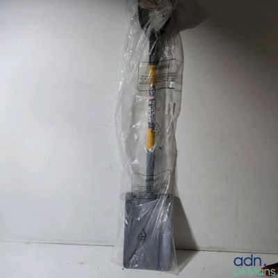 une brosse à dents emballée dans du plastique et posée sur une étagère