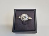 une photo d'une bague en diamant dans un écrin noir