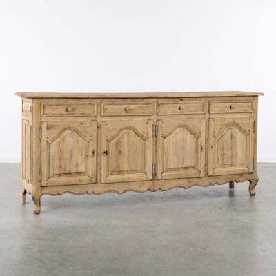 un grand buffet en bois à trois portes et trois tiroirs