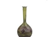 un vase vert orné d'un motif sur fond blanc