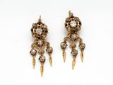 deux paires de boucles d'oreilles en or et diamants sur fond blanc