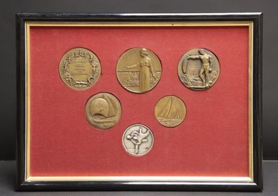 gros plan d'une photo d'une médaille d'or dans un cadre noir
