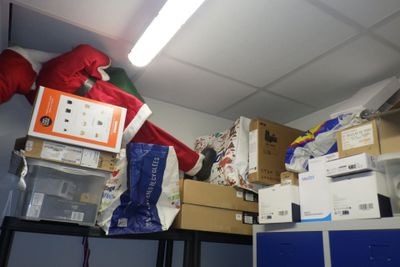 une pièce remplie de cartons, de cartons et d'un Père Noël
