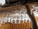 de nombreux verres à vin suspendus à un porte-verres dans la cuisine