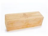 une boîte en bois portant une étiquette, posée sur une surface blanche