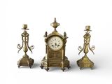 trois bougeoirs en laiton et une horloge sur fond blanc