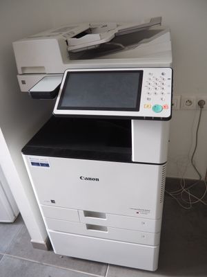 une imprimante placée au-dessus d'une armoire