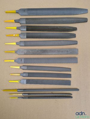 six types différents d'instruments chirurgicaux sont alignés sur une table
