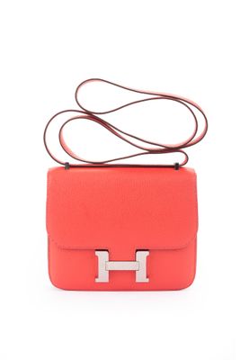 le sac à bandoulière Hermès couleur corail