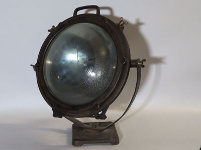une lampe posée sur une table