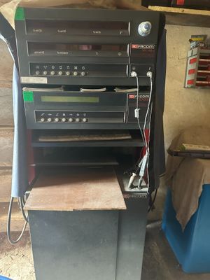 une pile d'appareils électroniques posée sur une table