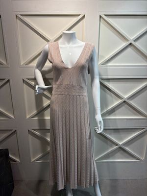 un mannequin vêtu d'une robe, posé sur un socle