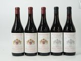 six bouteilles de vin rouge sont alignées sur une surface blanche