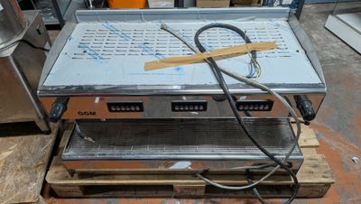 un ordinateur portable posé sur une palette dans un entrepôt