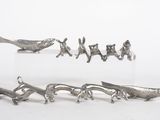 de nombreuses figurines d'animaux en argent sur un fond blanc