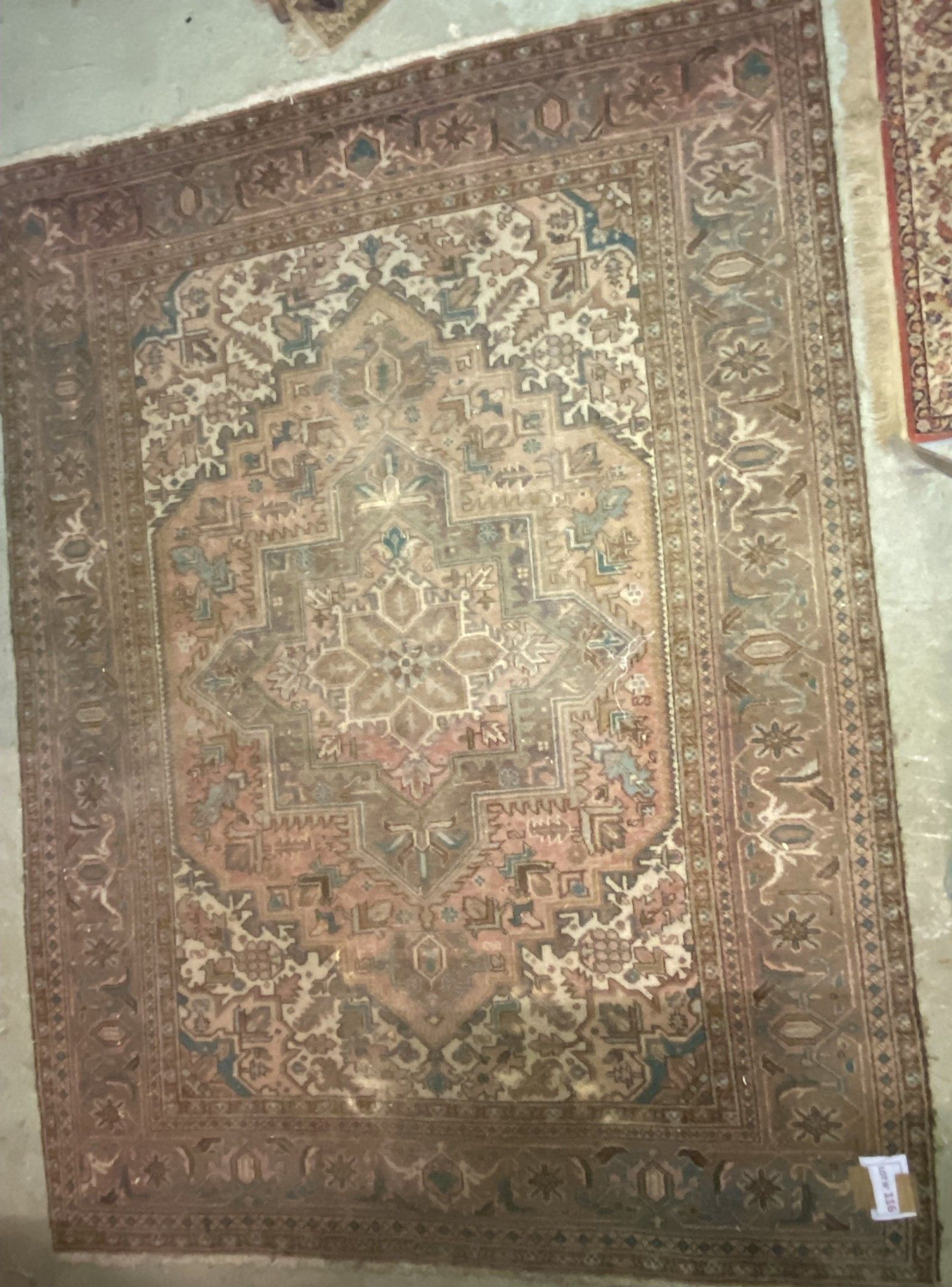 Tapis Turc fait main et à motifs géometriques (300X200). Tissage à grosse trame, et en laine, teinte vieux rose et bl...