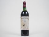 la bouteille de vin est posée sur une surface blanche