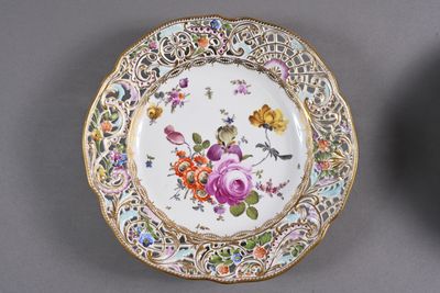 deux assiettes ornées de motifs floraux sur un fond gris