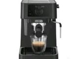 gros plan d'une machine à café sur fond blanc