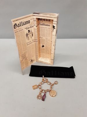 GALLIANO John. Bracelet-breloques en métal doré comprenant u…