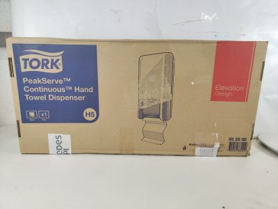 emballage d'un distributeur de serviettes en papier Tork posé sur un comptoir