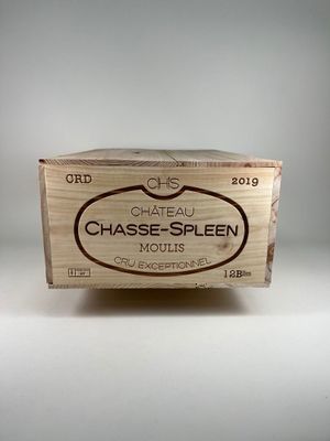 une boîte en bois sur laquelle est accrochée une pancarte indiquant « chasse - spleen »